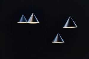 Ta in tidlös design i hemmet med en Louis Poulsen lampa