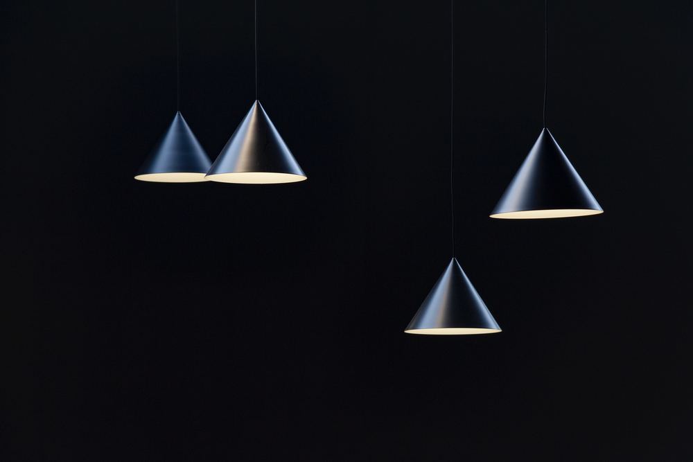 Ta in tidlös design i hemmet med en Louis Poulsen lampa